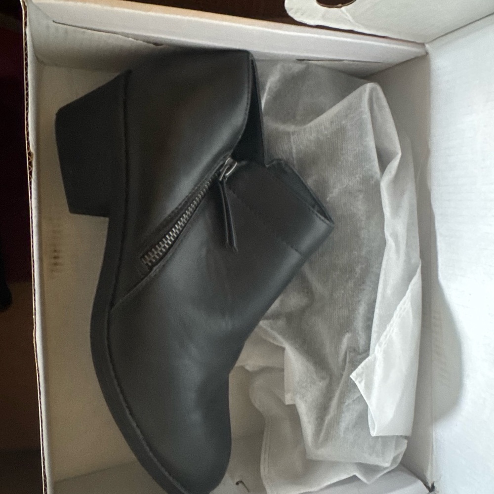 Black Leather Ankle Boots with Chunky Heel and Side Zipper